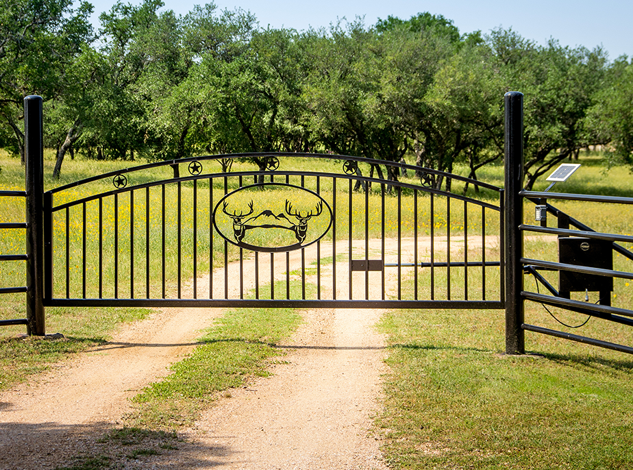 Ranch Gate contractor in the Houston Texas area.